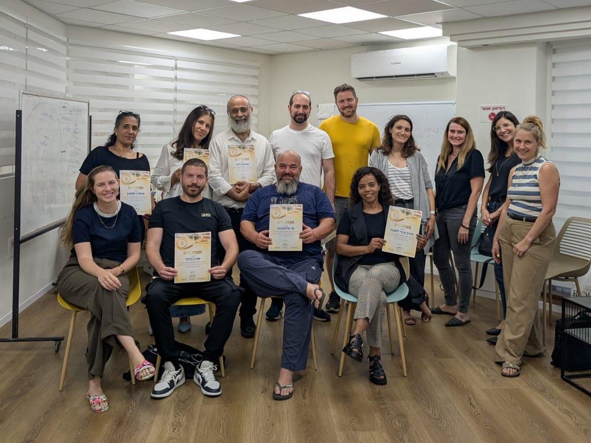 מנחה בשולחן עבודה עם מפת תהליך של קהילה